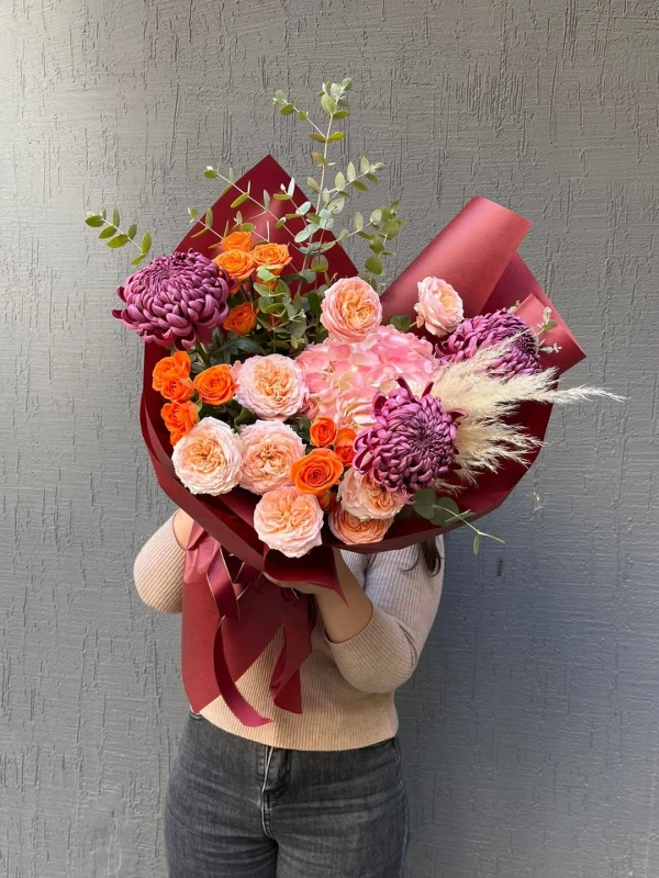 Композиция "Field of Flowers" — Композиция "Field of Flowers" — цветочная композиция в декоративном оформлении из хризантем, гортензий и…